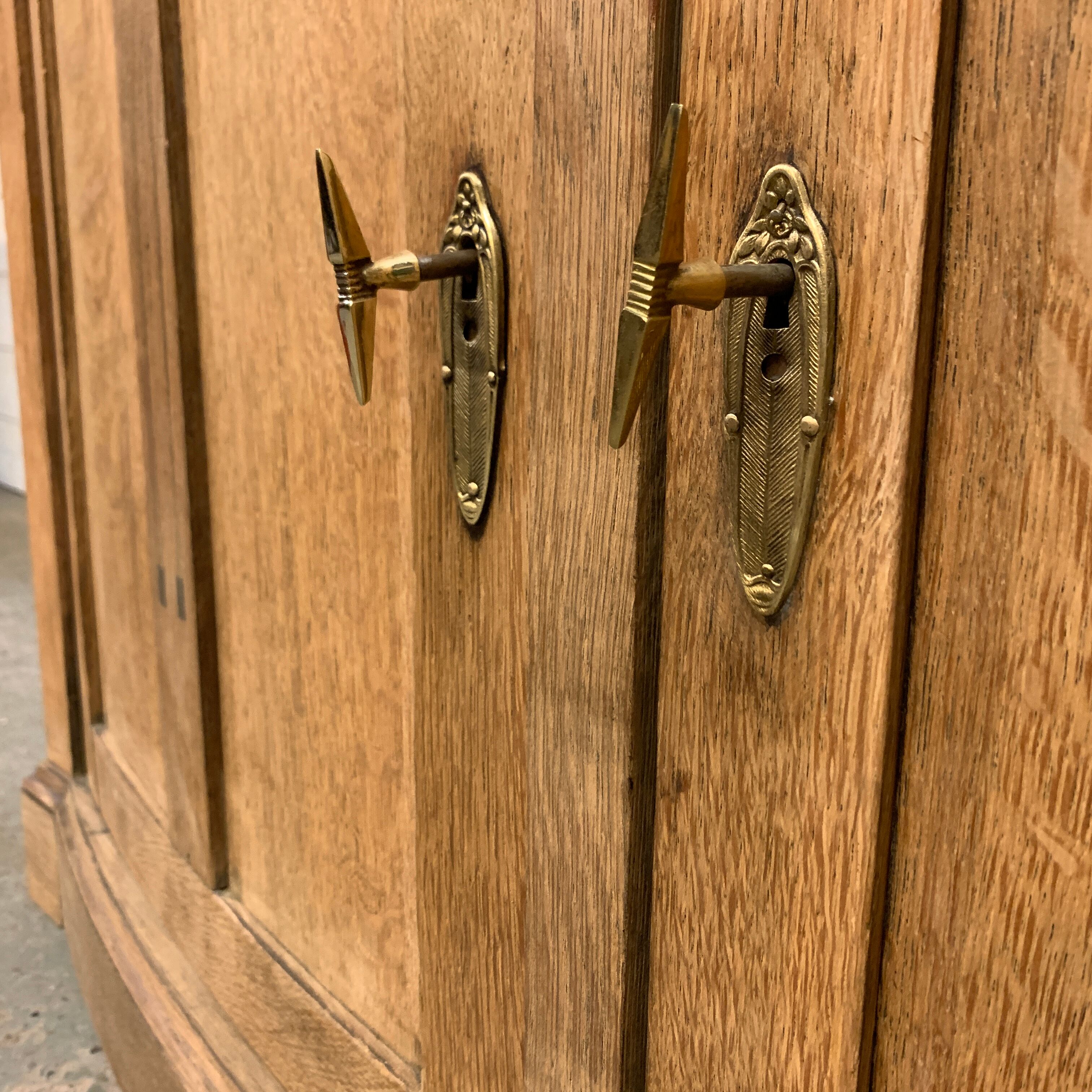 Buffet Art Deco marquetry and brass inlay