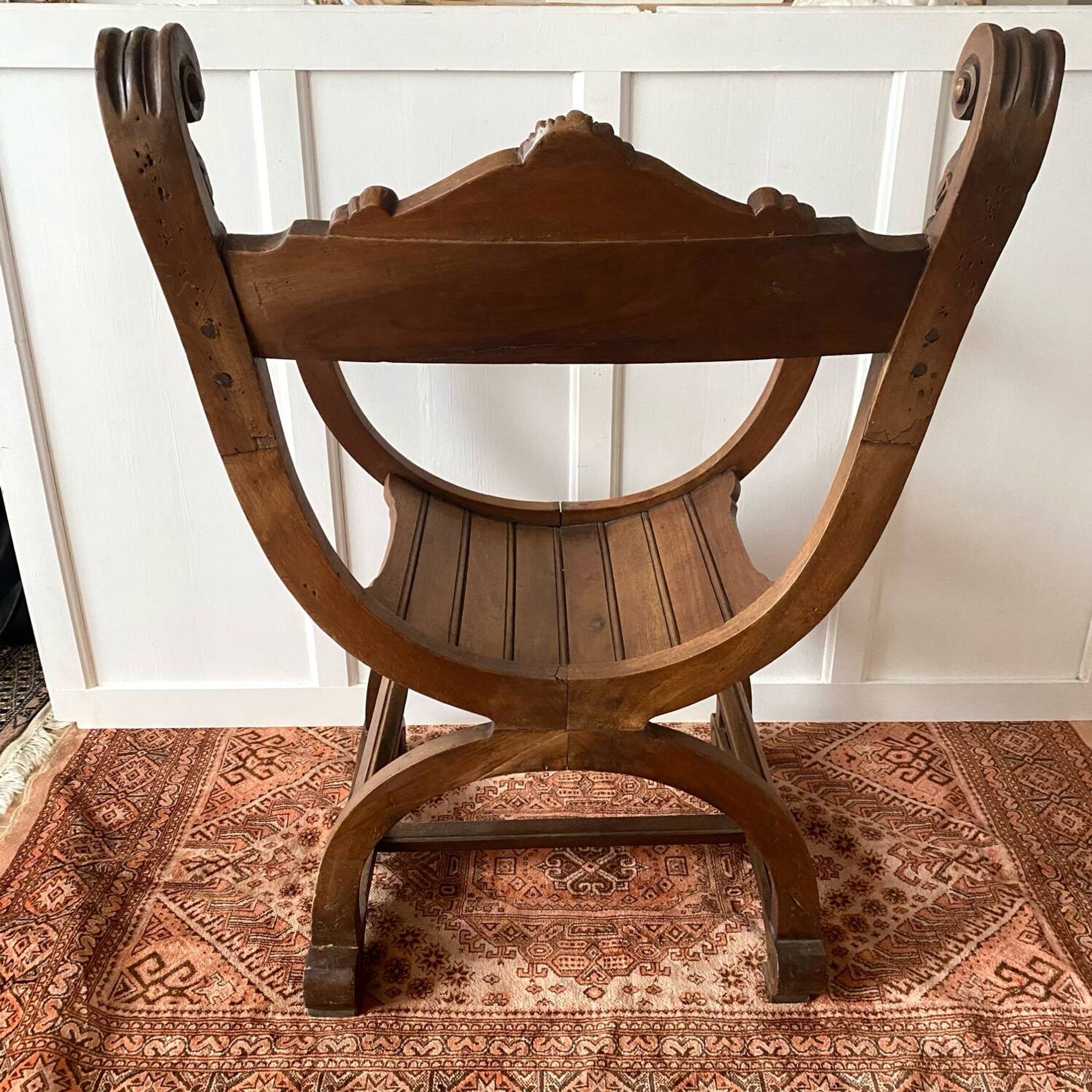 Fauteuil Dagobert en bois sculpté