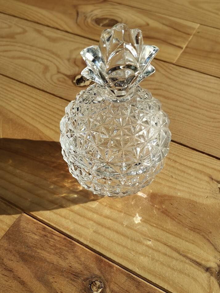 Cut crystal pineapple bonbonnière – Iconic decorative piece