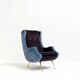 Fauteuil à dossier haut des années 1950, retapissé en velours bleu et mauve