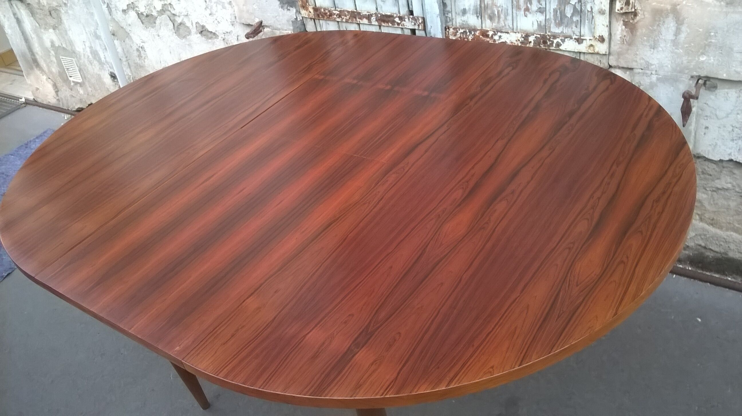 Rosewood stretch table
