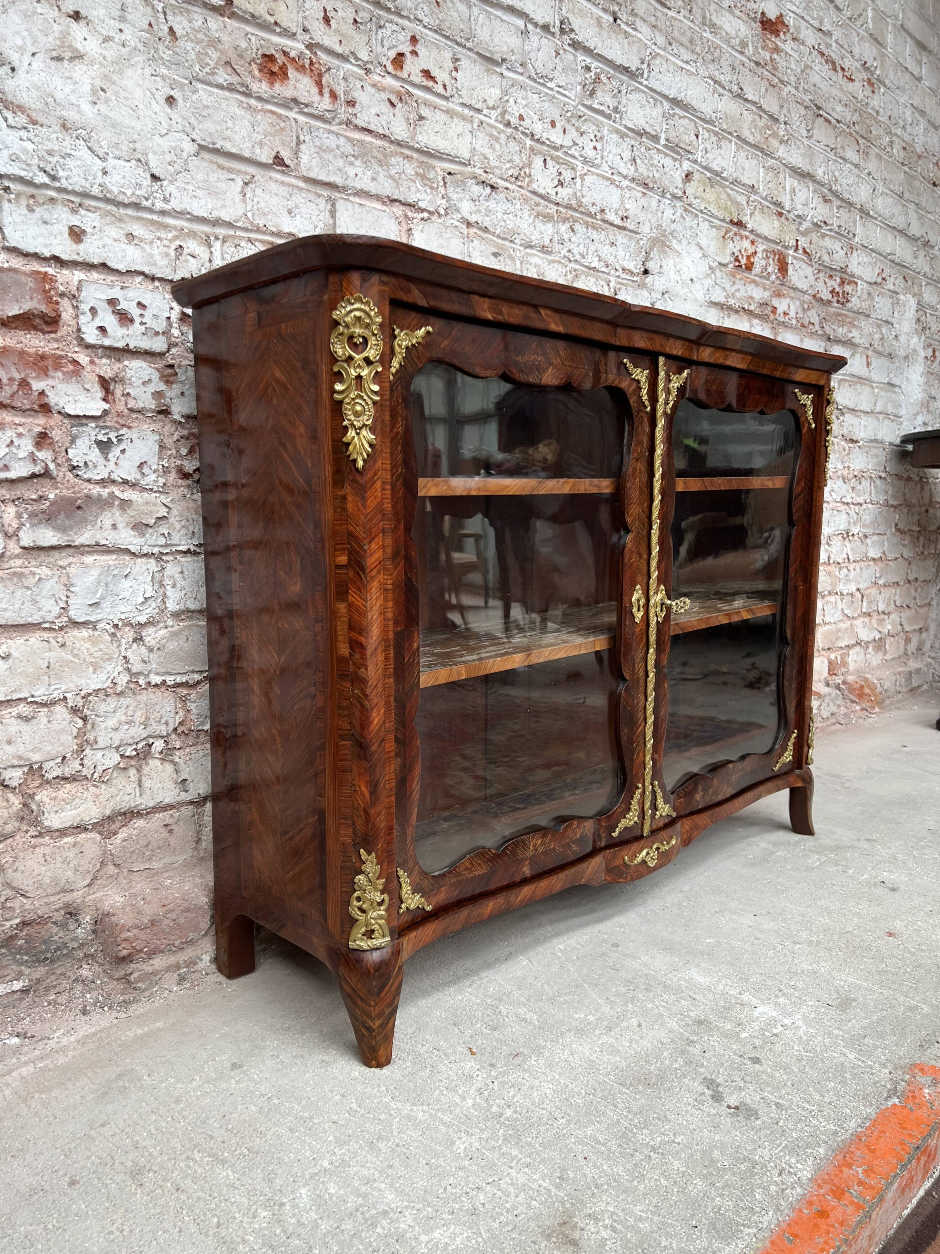 Low showcase in rosewood veneer of the regency xviii th century
