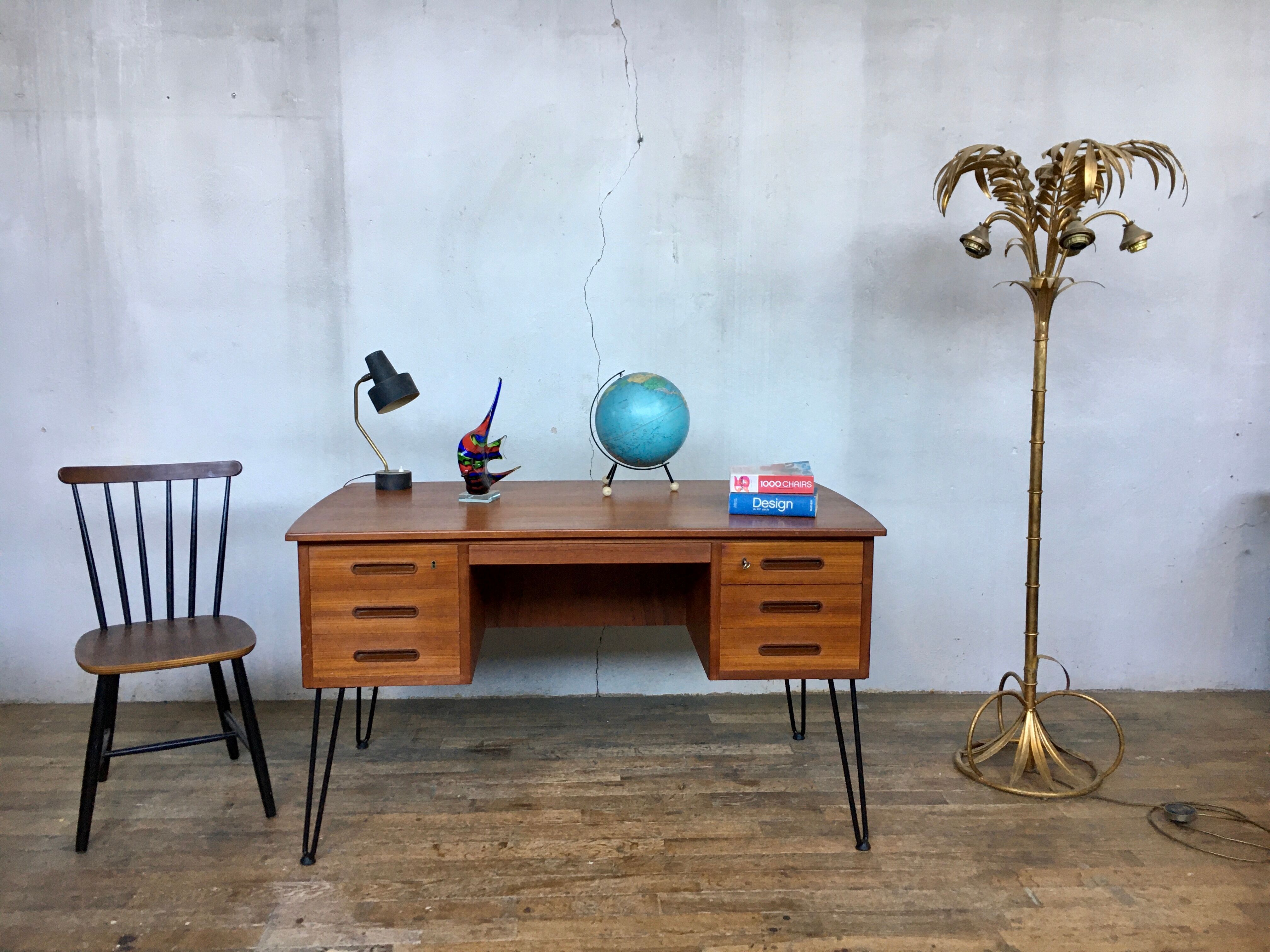 Bureau scandinave en teck avec piétement eiffel métal noir  1950 1960