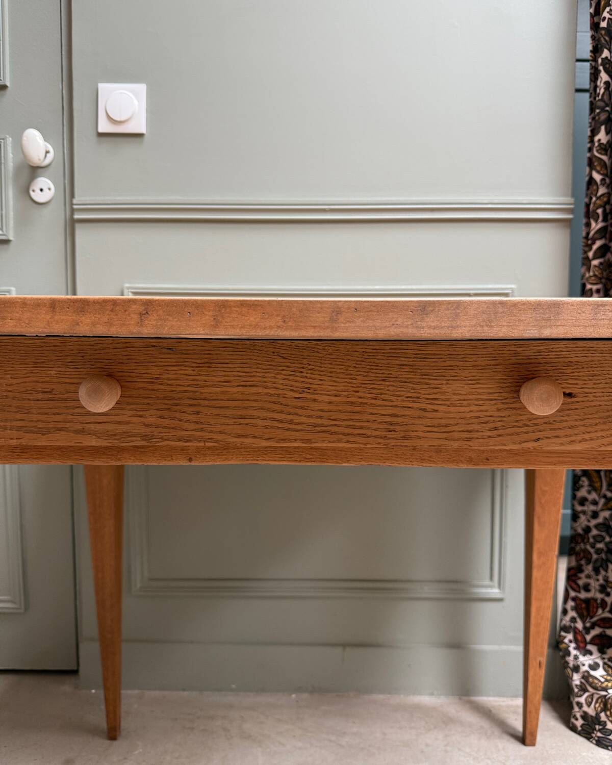 Bureau vintage aux pieds fuseaux, rénové