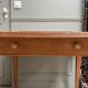 Bureau vintage aux pieds fuseaux, rénové