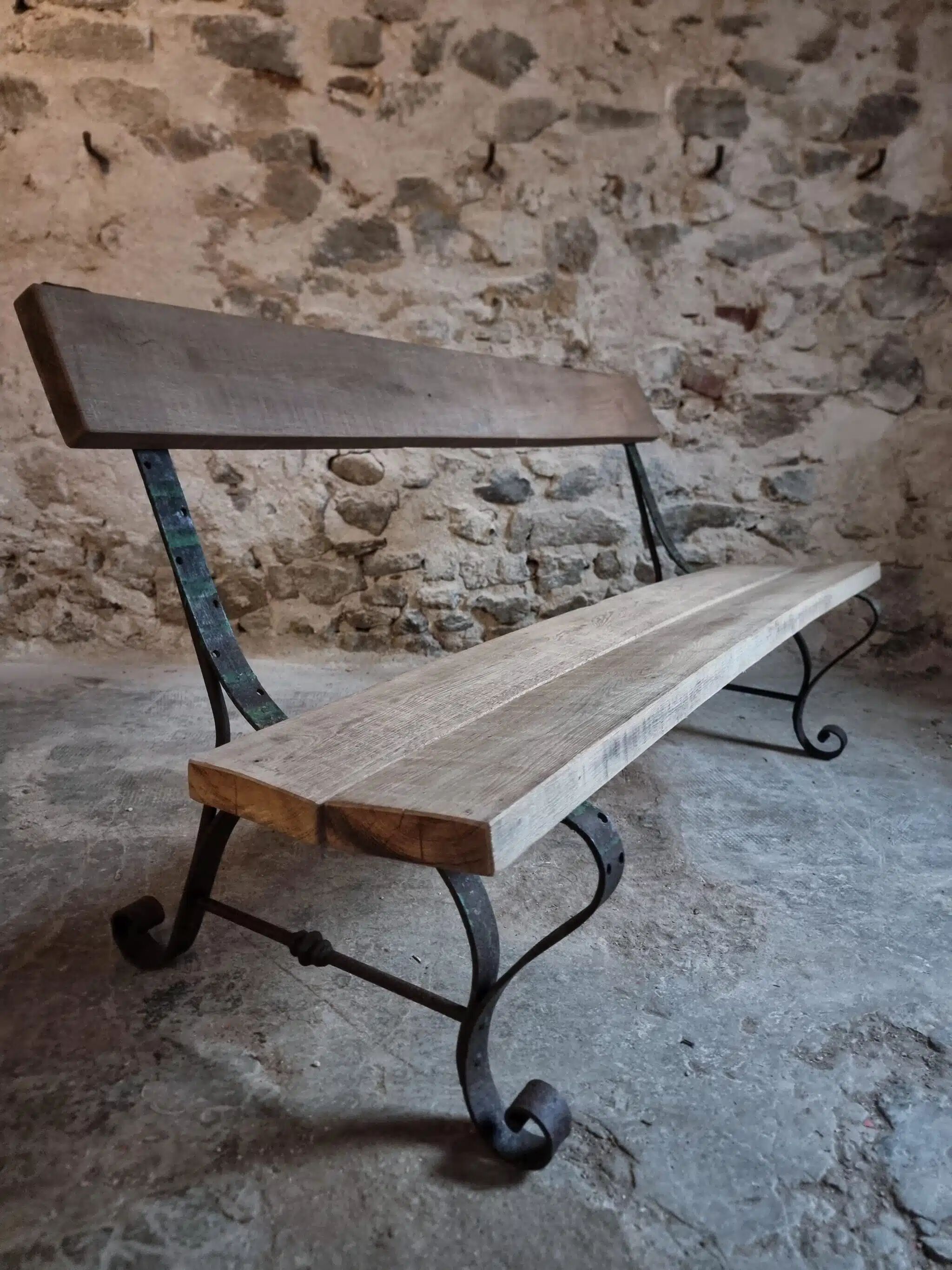 Banc de jardin ancien avec base en fer forgé et assise en chêne