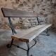 Banc de jardin ancien avec base en fer forgé et assise en chêne