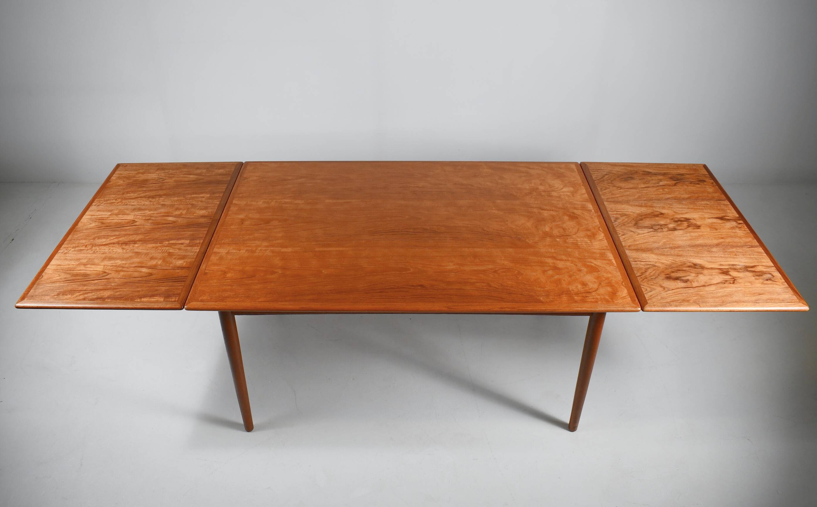 Table à manger en teck par Georg Petersens. Danemark, années 1960.