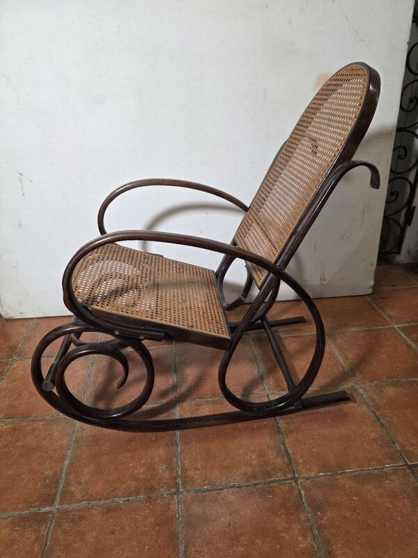 Rocking chair en bois courbé et cannage