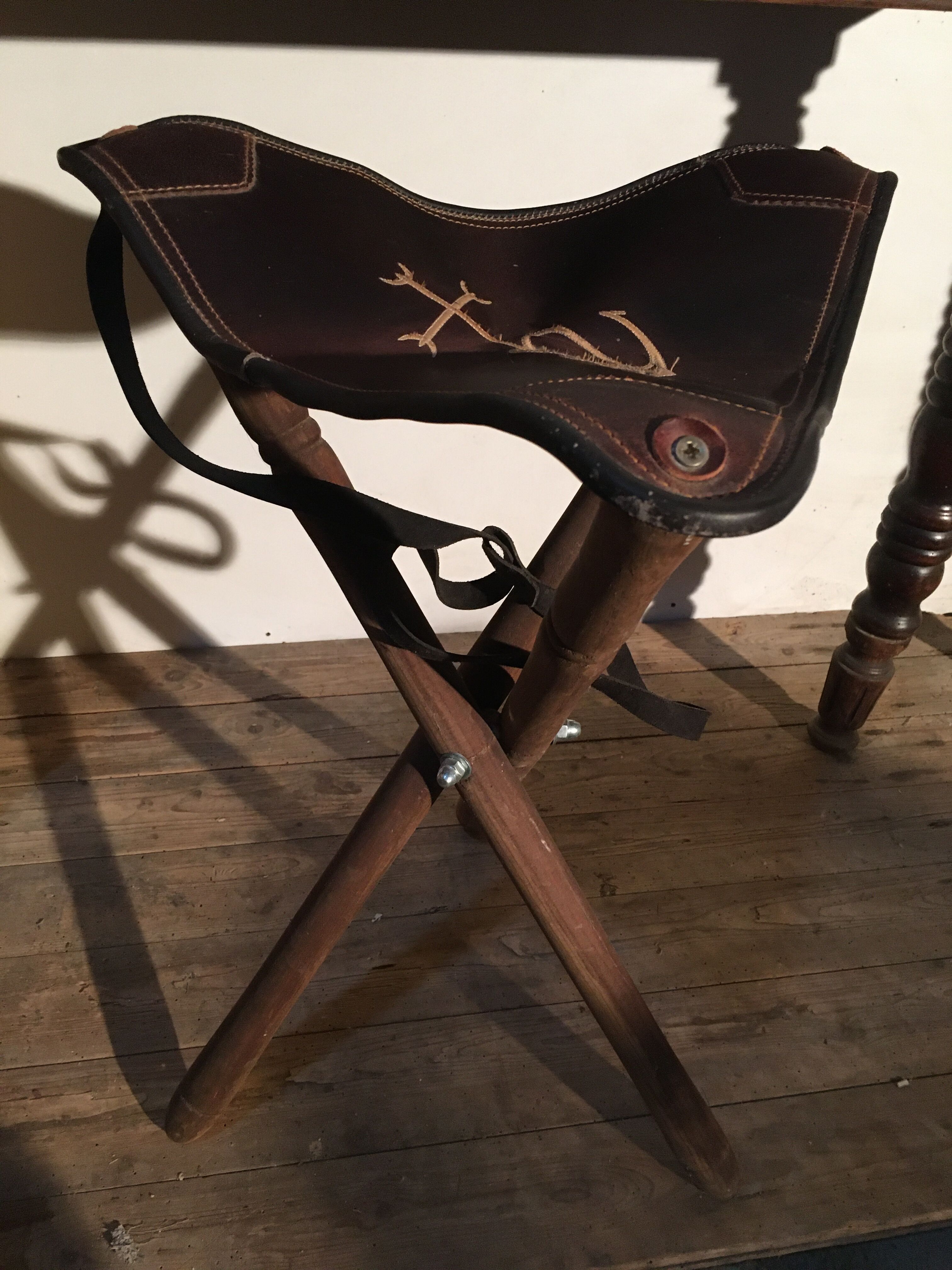 Foldable wooden and leather tripods