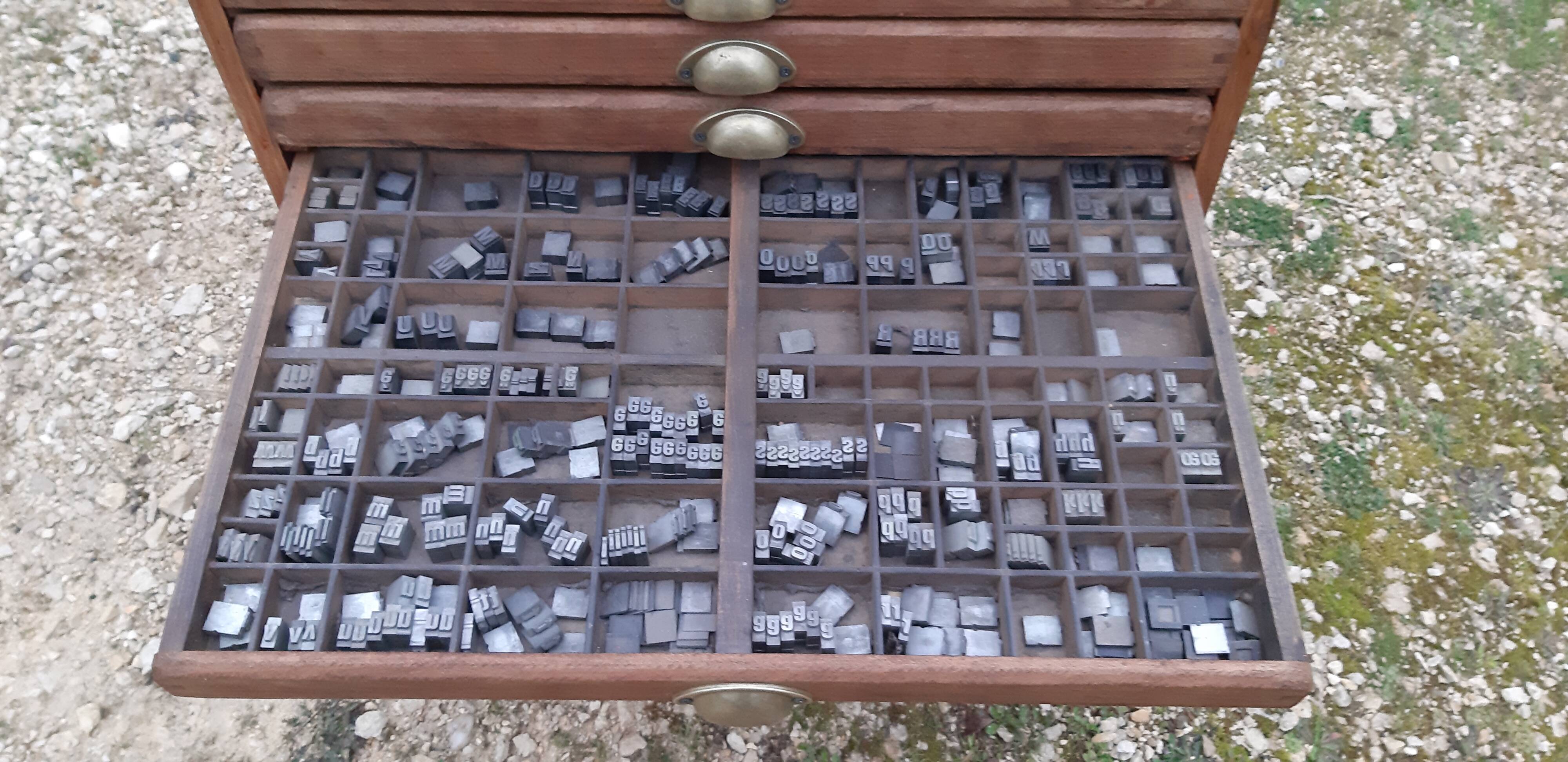 Printing cabinet 16 drawers with these lead letters