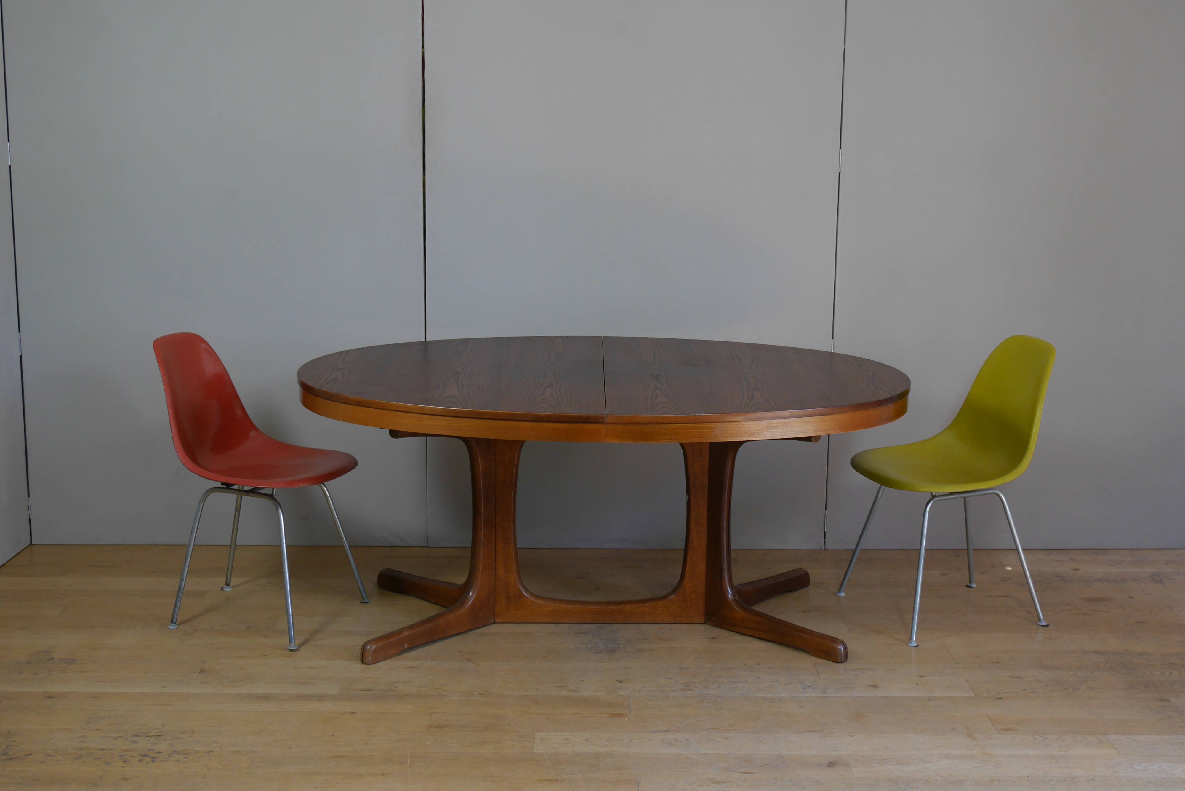 Extendable oval table baumann in elm central foot