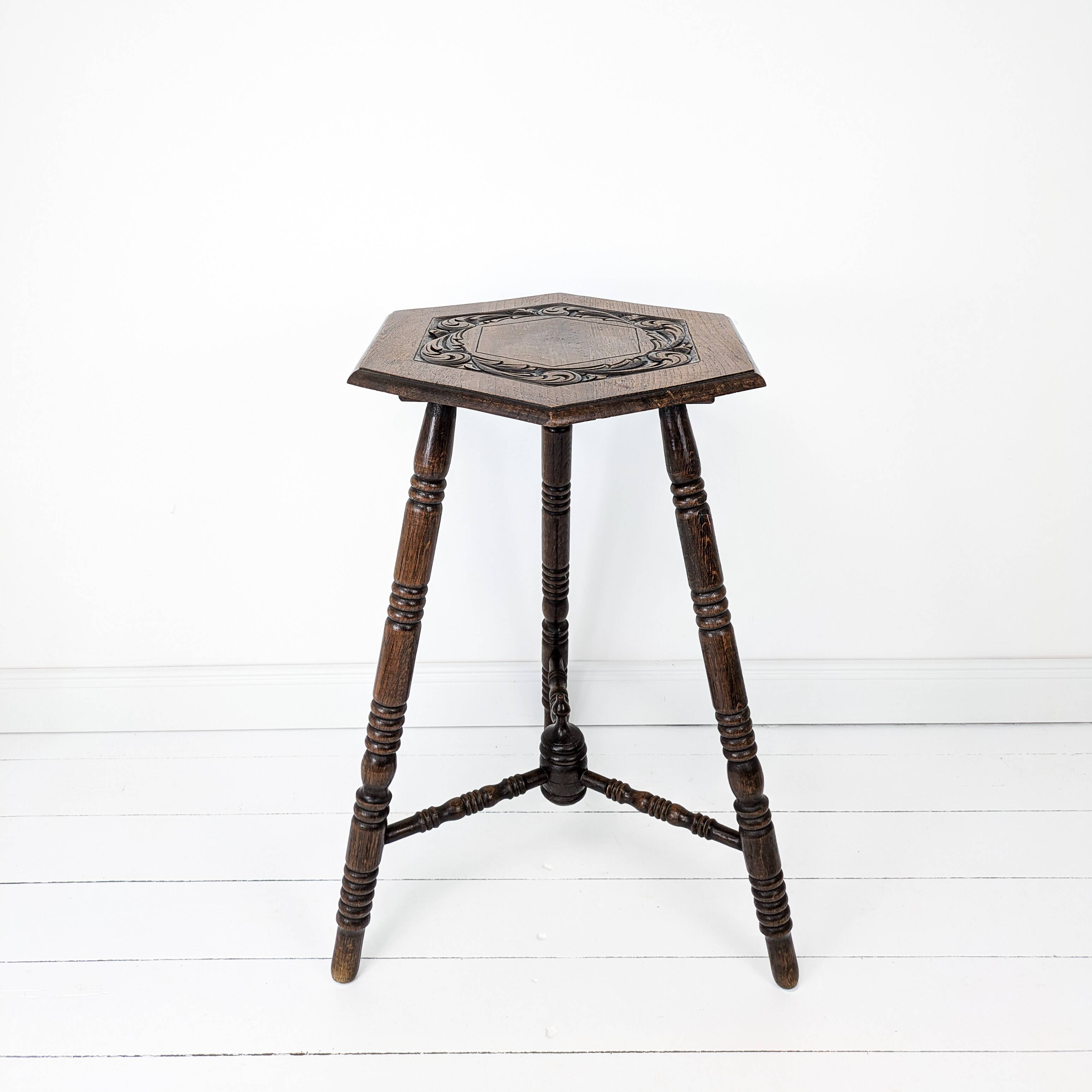 Vintage Table d'Appoint Tripode Polygone Sculpté à la main Tourné en bois massif Travail manuel Grün