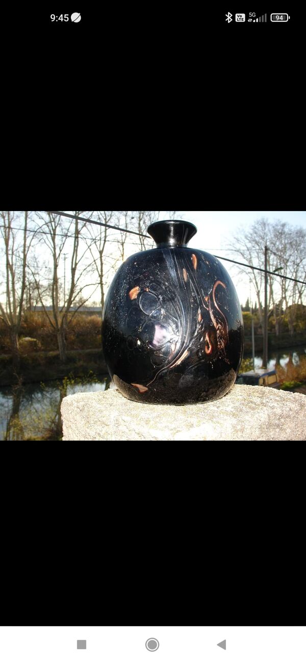 vase en pate de verre multicouche noir et inclusion d'or et autres couleurs signé par Bob le Bleïs