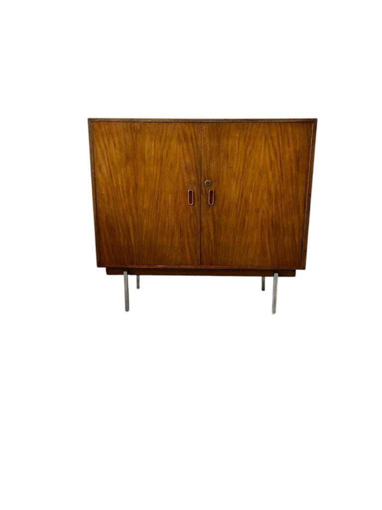 Commode vintage en bois sur pieds en acier