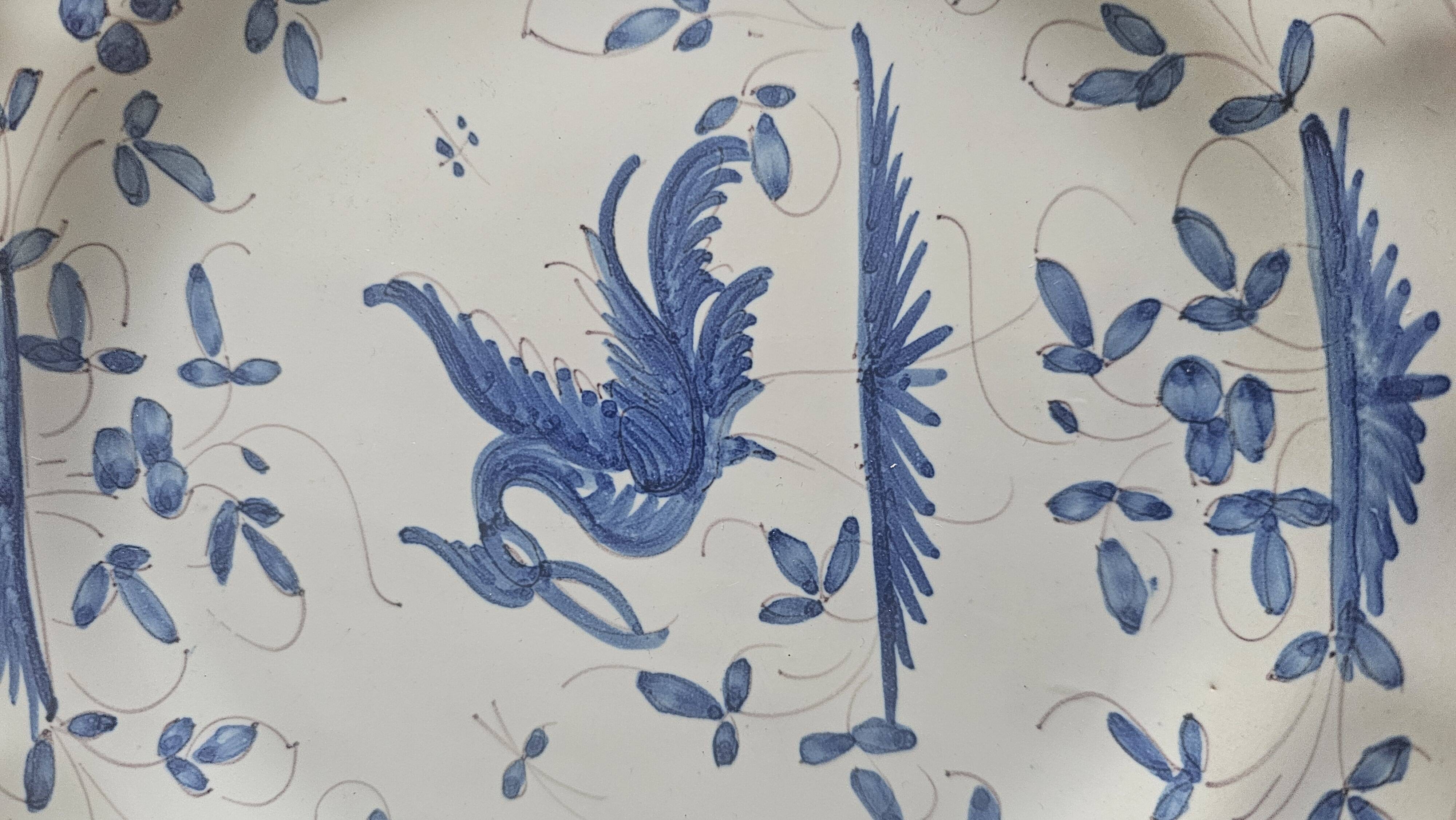 Plat décoratif en faïence française à décor d’oiseau décor Moustiers