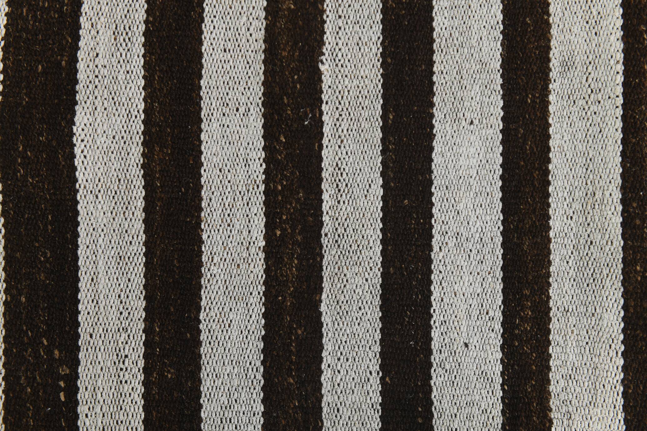 Tapis Kilim moderne rayé blanc et marron foncé