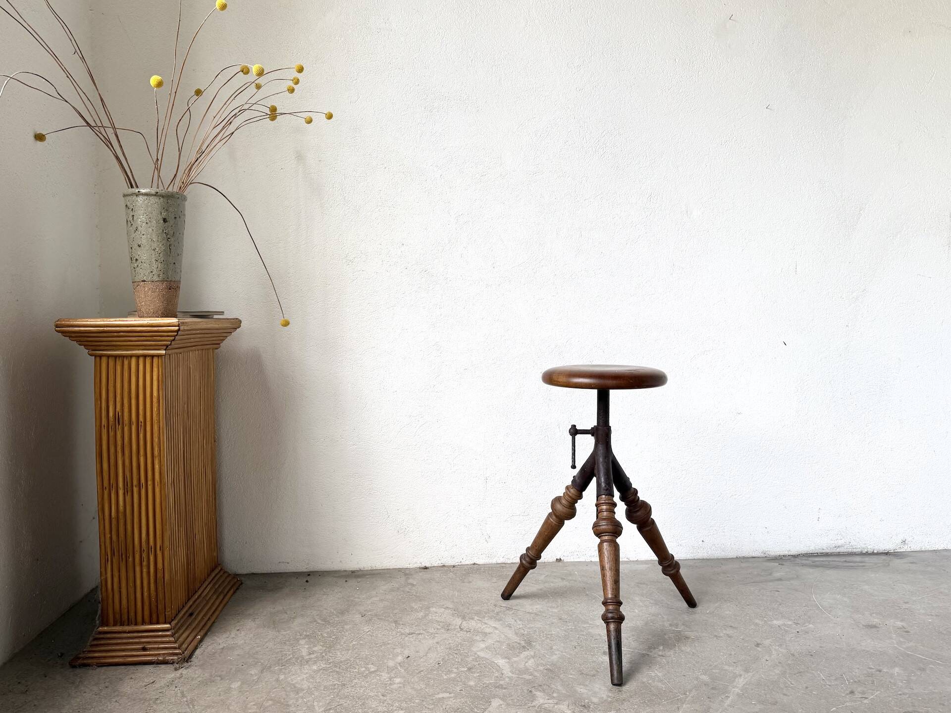 Tripod workshop stool in turned wood and cast iron — circa 1900