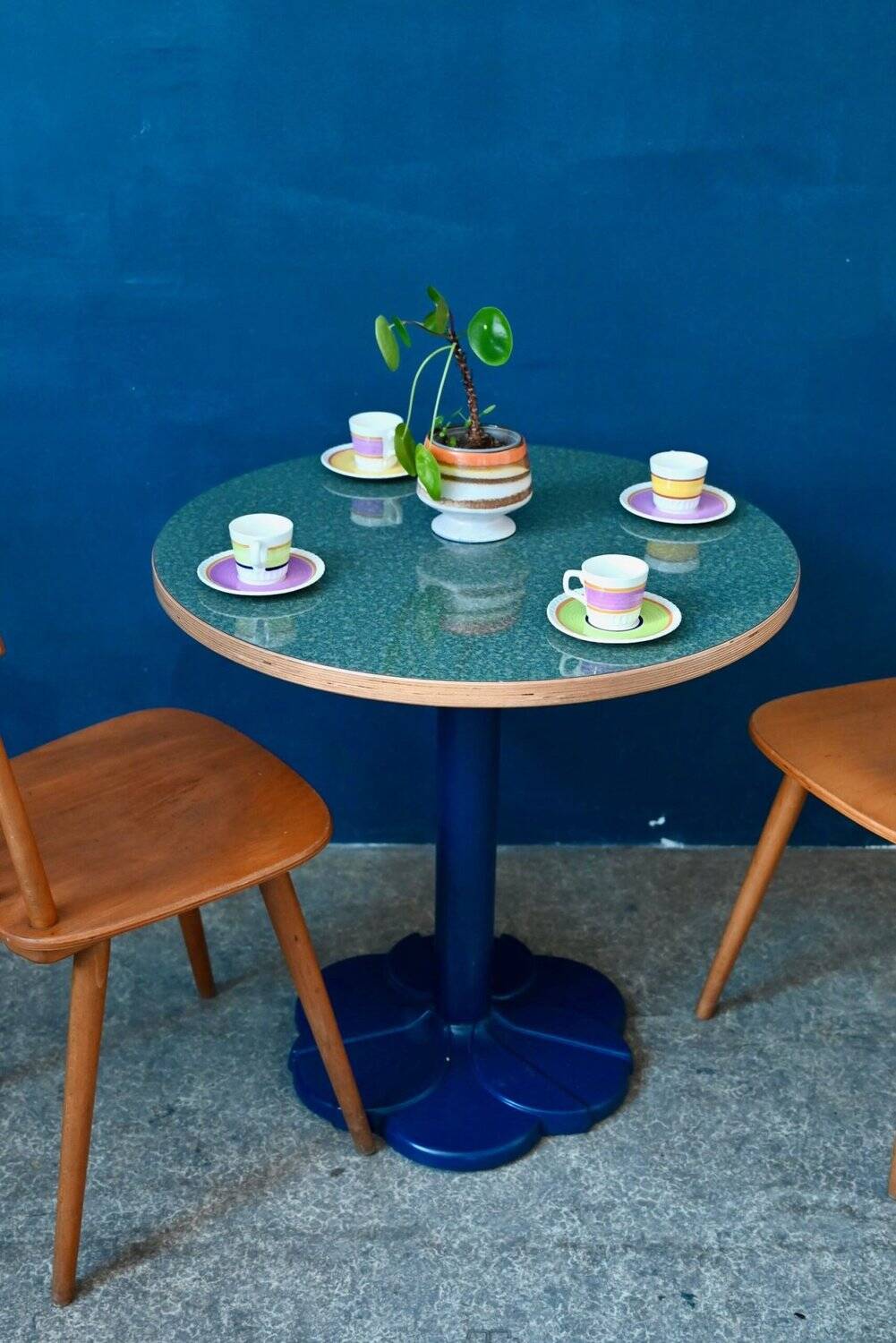 Round bistro table with tulip base in Art Deco style from the 1990s.