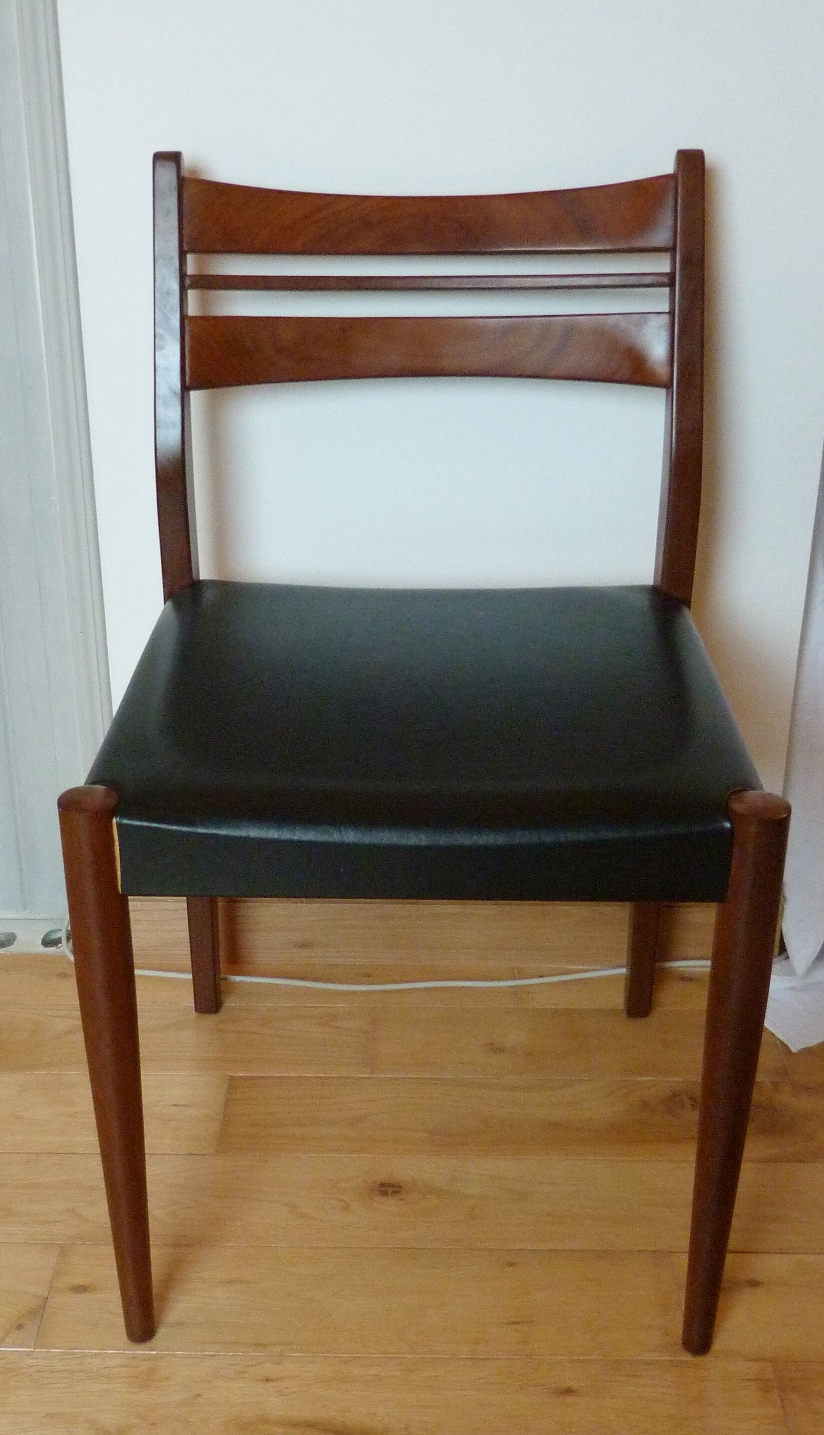 Suite of 4 Italian chairs