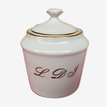 Sugar in Limoges porcelain.