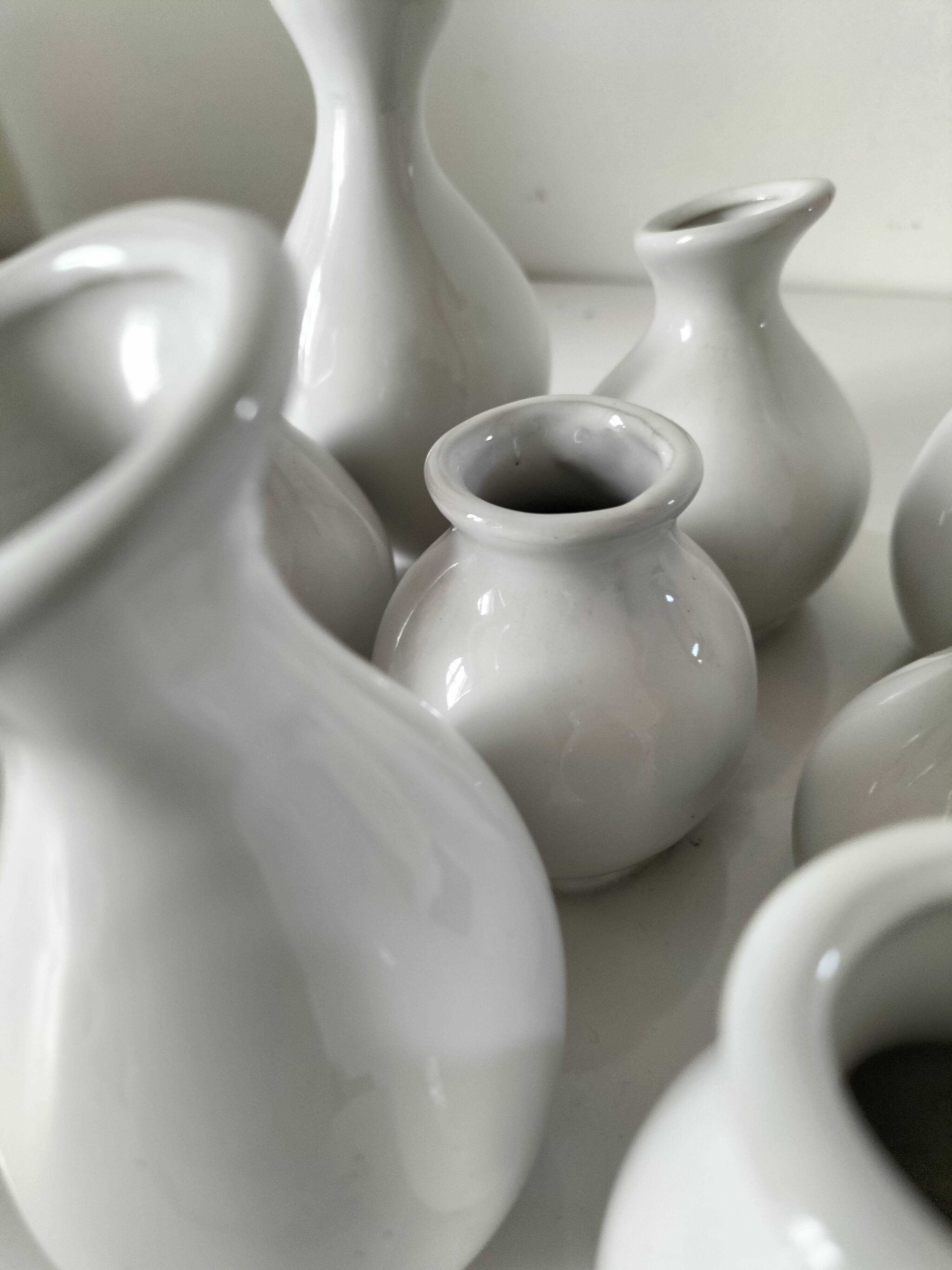 Multiple vintage white soliflore – centrepiece with 9 ceramic vases