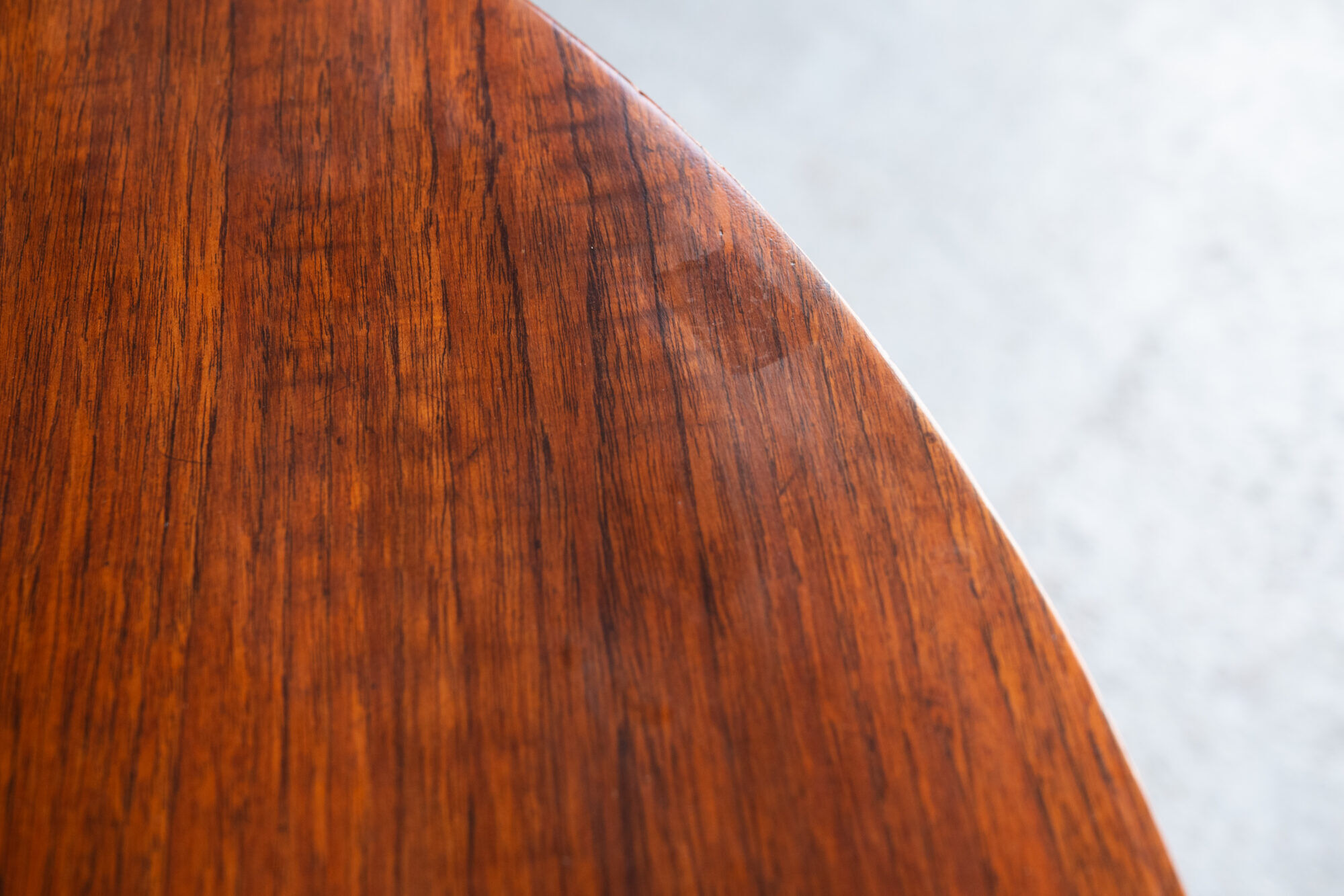 Table ronde élévatrice par Jürg Bally