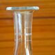 Carafe bombée en verre gravé