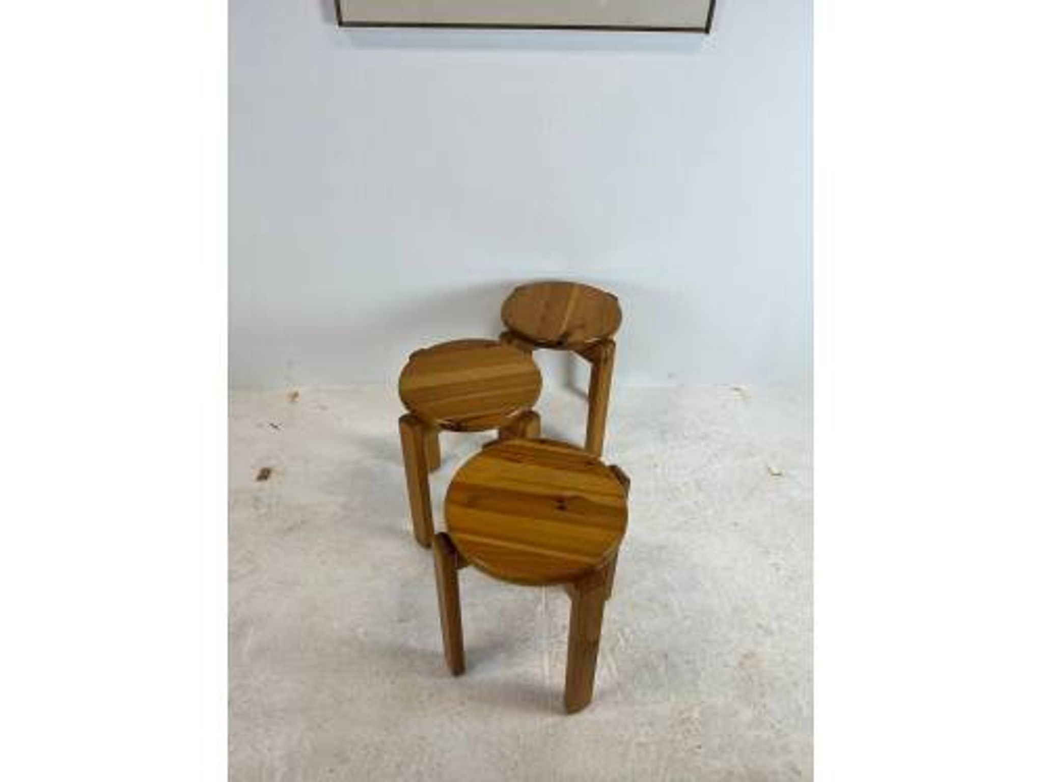 Trio de tabourets en pin massif, années 70