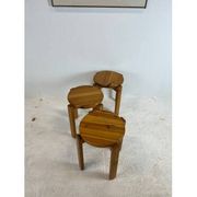Trio de tabourets en pin massif, années 70