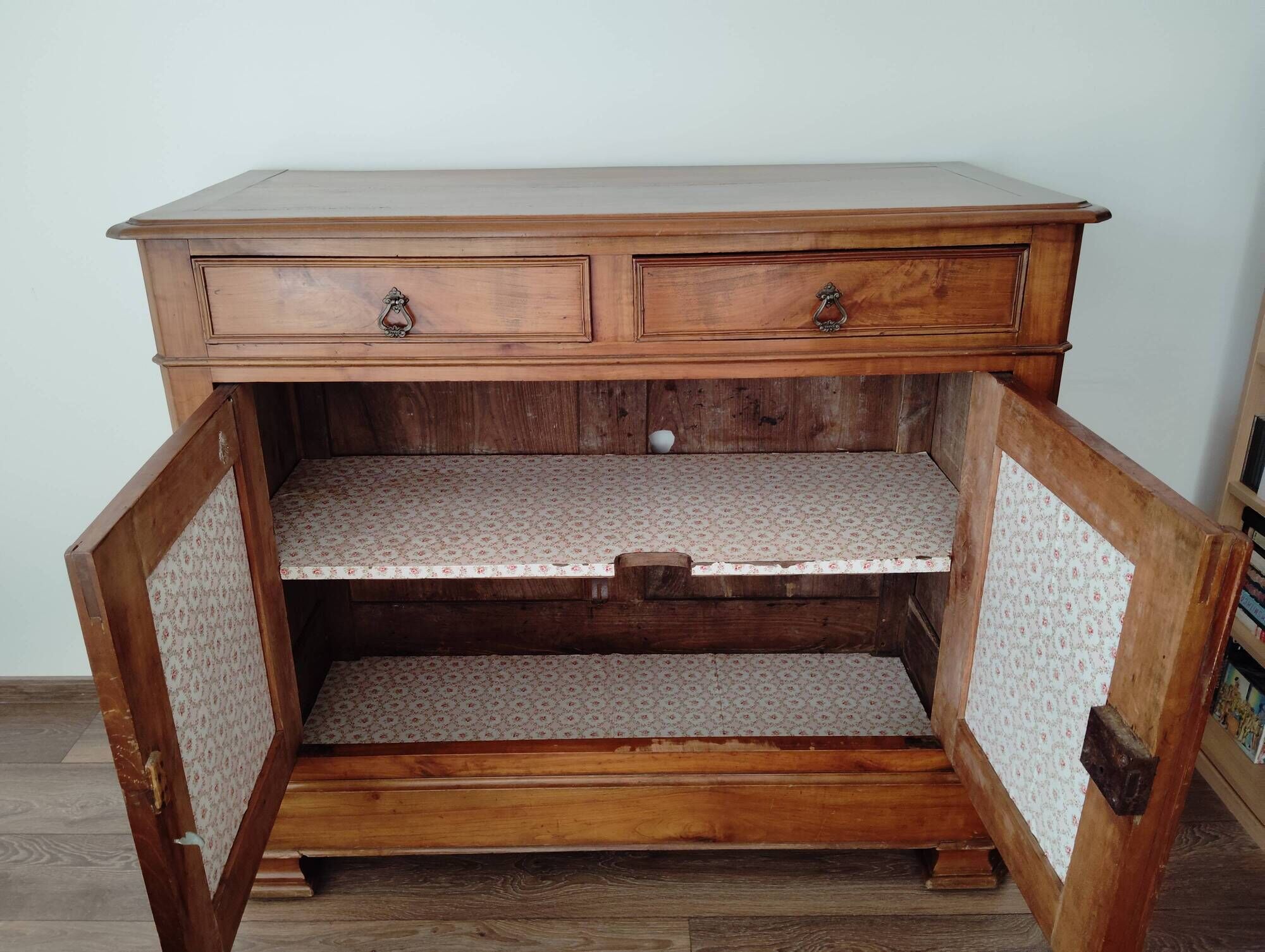 Chest of drawers from the late 1800s in solid cherry wood.