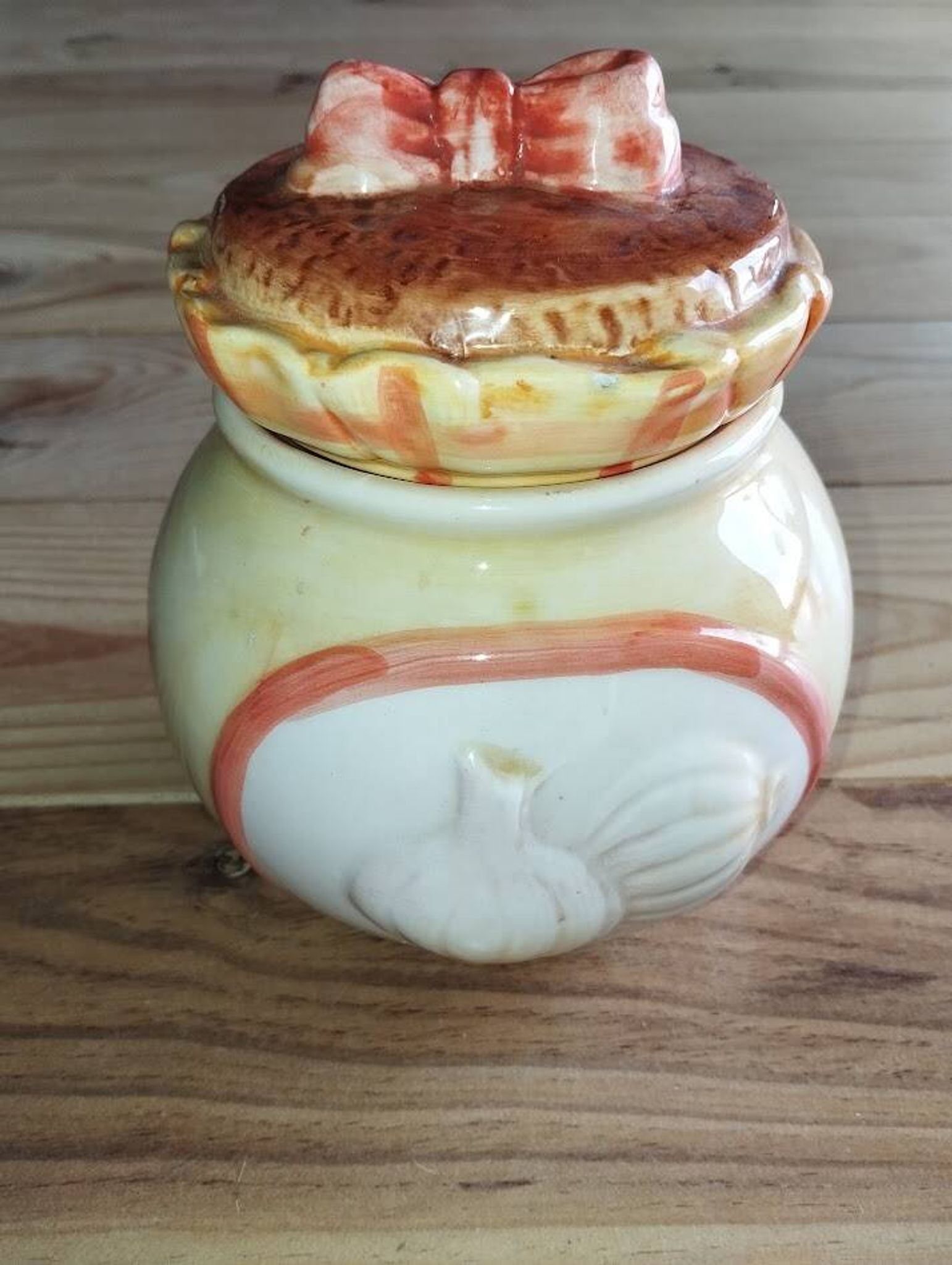 Pot à ail en céramique barbotine, années 50