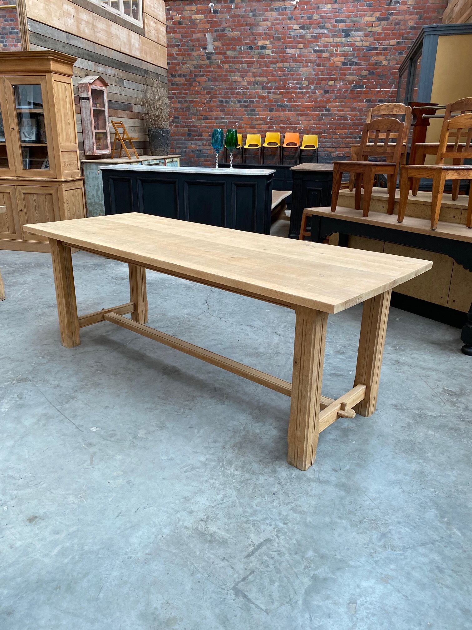 Oak farmhouse table and its 2 benches