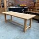 Table de ferme en chêne et ses 2 bancs