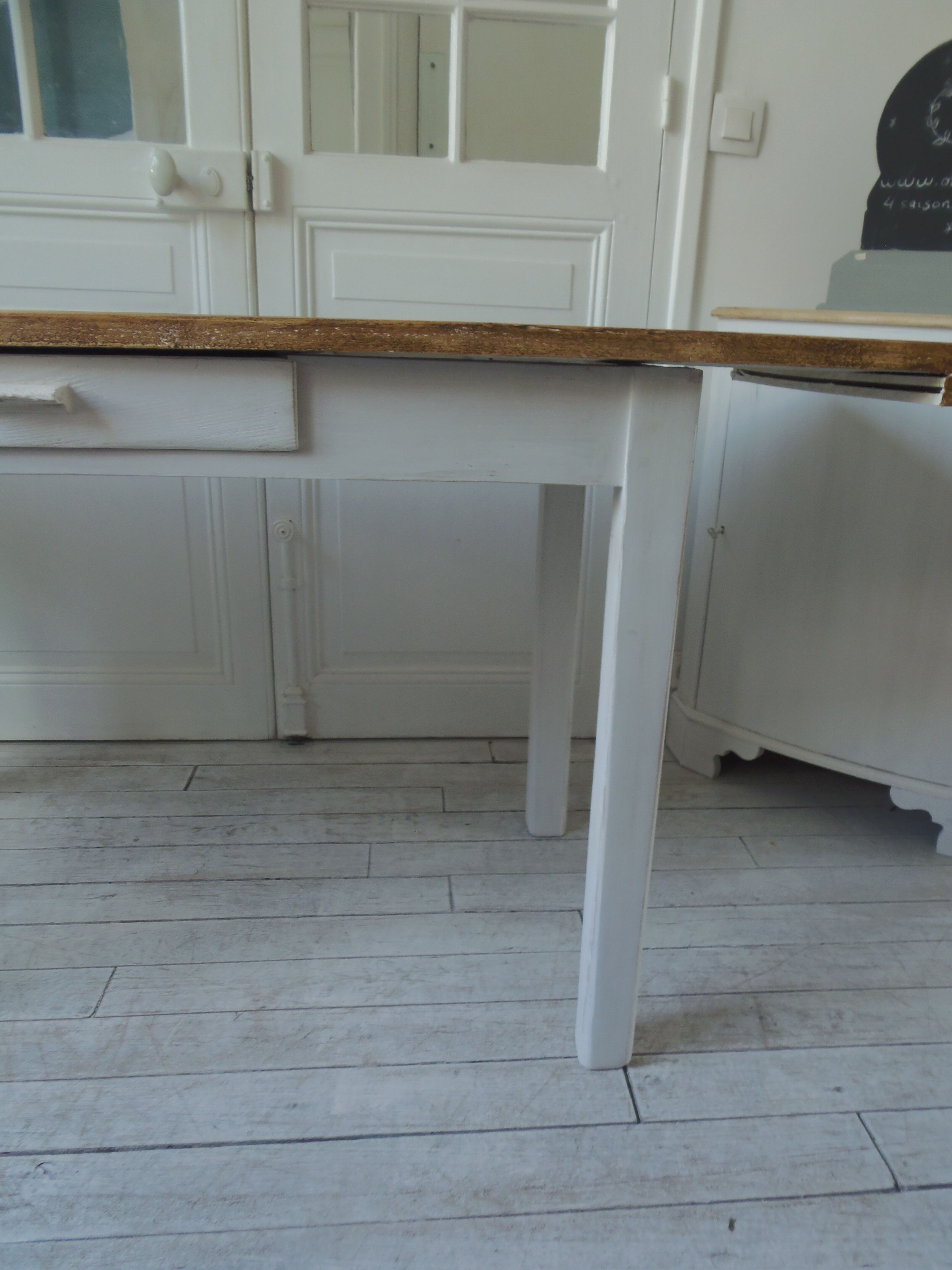 Farm table, leg and belt patinated pearl gray, waxed top medium oak.