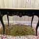 Table console de style Louis XV en bois noirci.