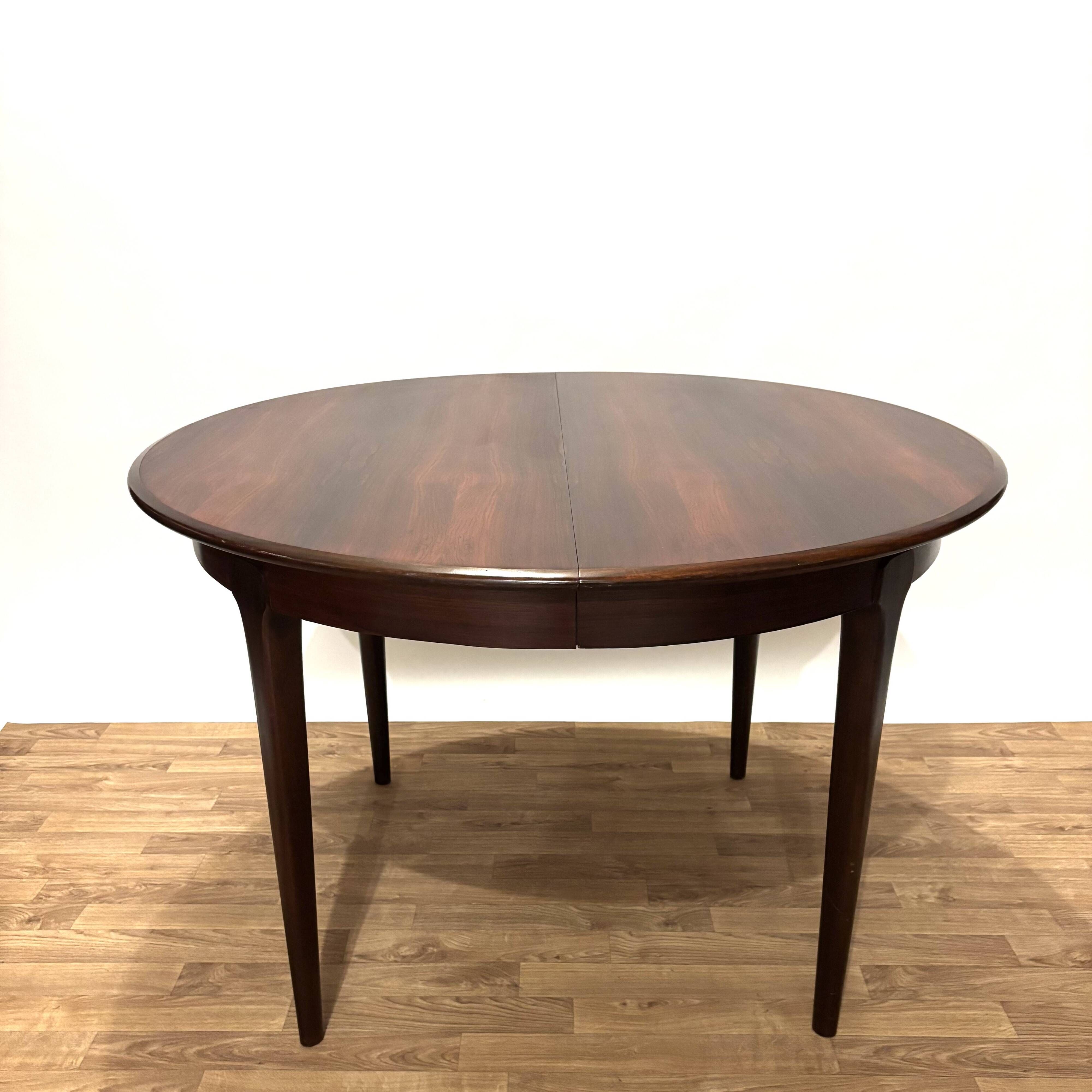 Extendable dining table in Rio rosewood.
