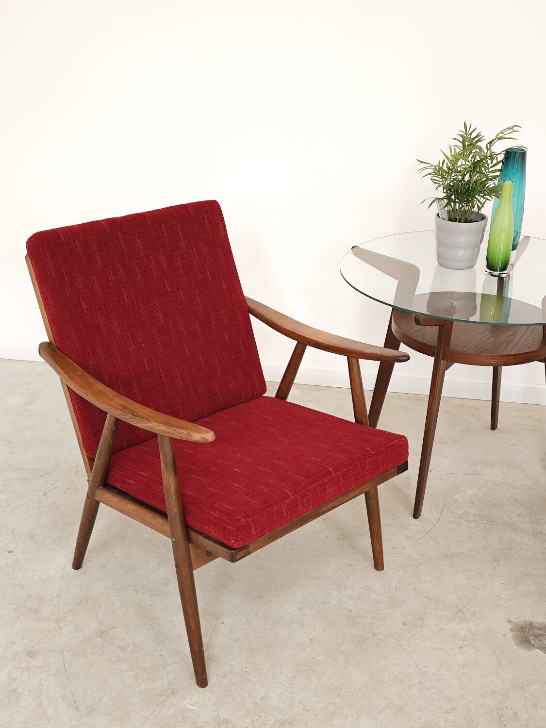 Pair of burgundy boomerang armchairs Antonin Suman Ton Bystrice (Thonet)