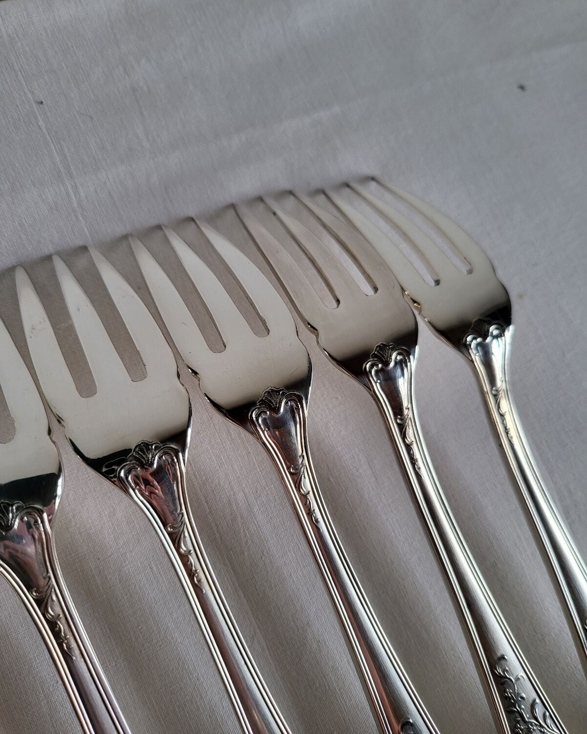 12 silver-plated metal fish cutlery pieces by Guildar, 24 pieces.