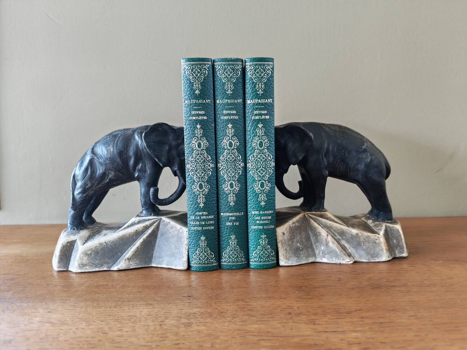 Paire de serres livres art déco en plâtre