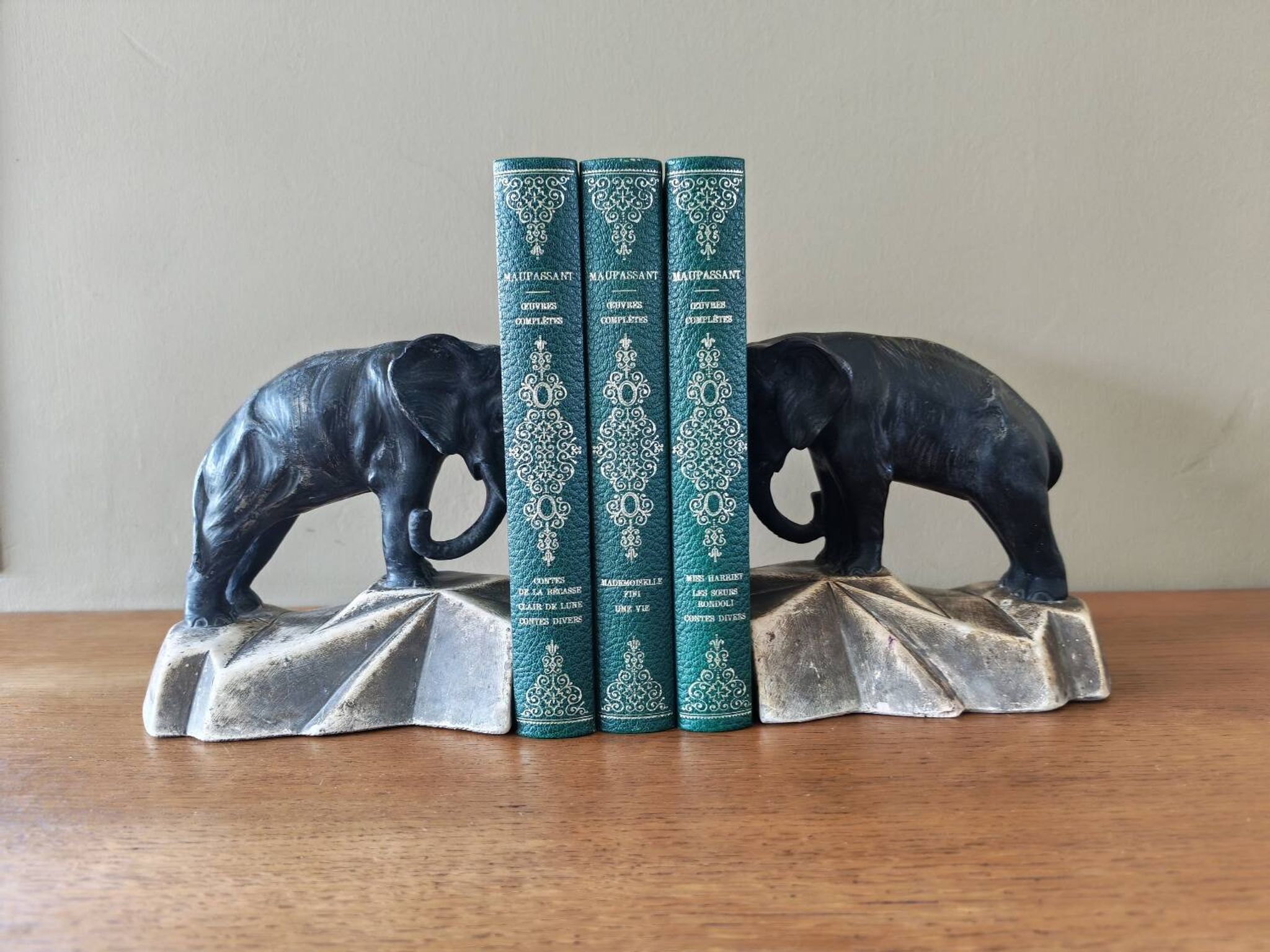 Paire de serres livres art déco en plâtre