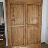 Ancienne armoire en bois massif