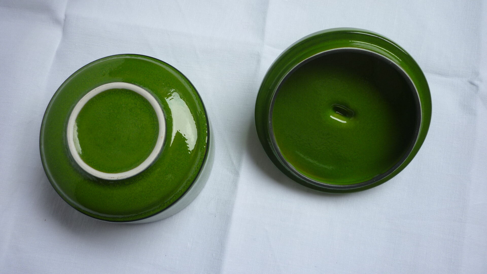 Green enamelled porcelain coffee set