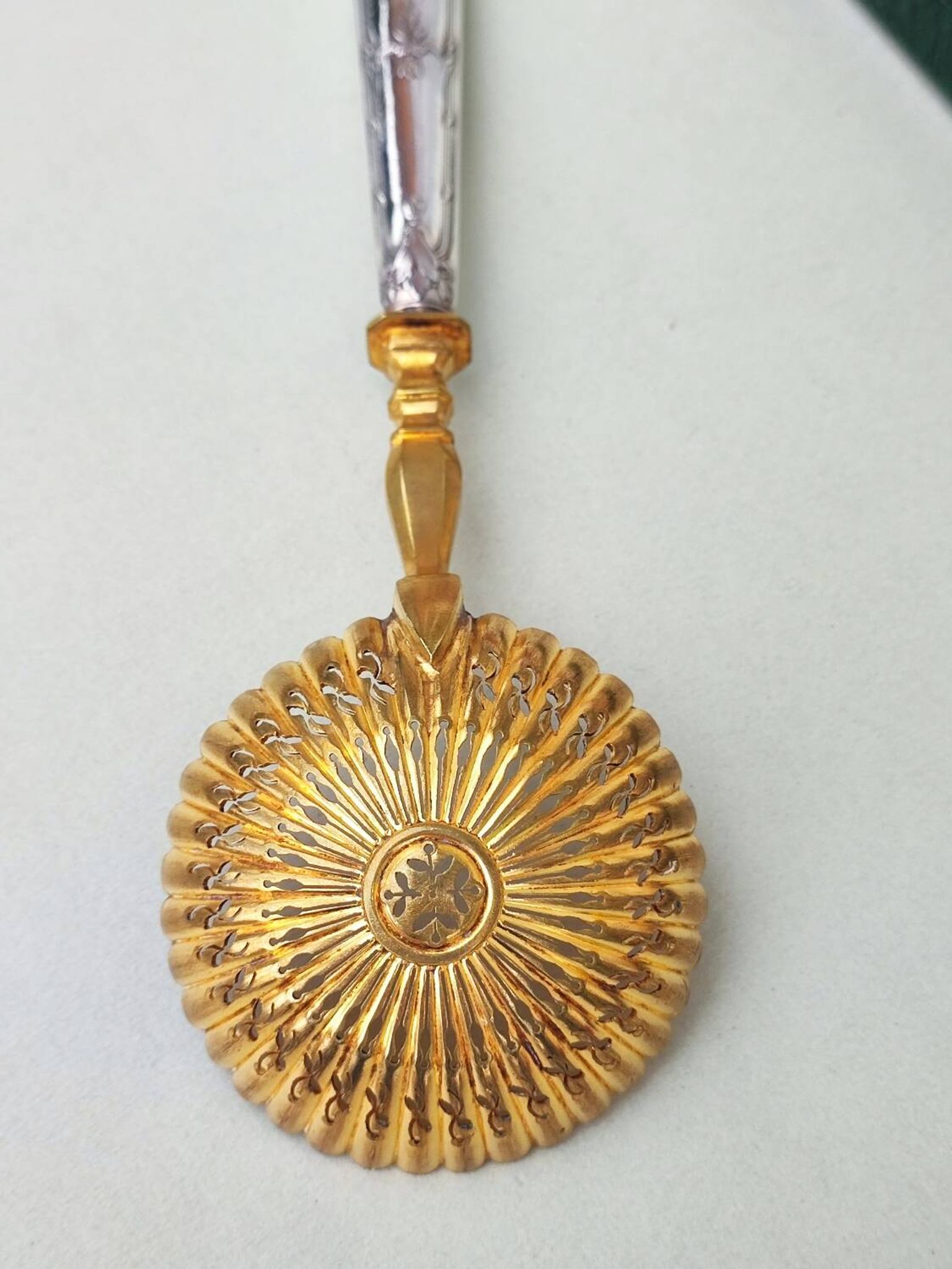Cuillère à tamiser le sucre en argent et argent doré