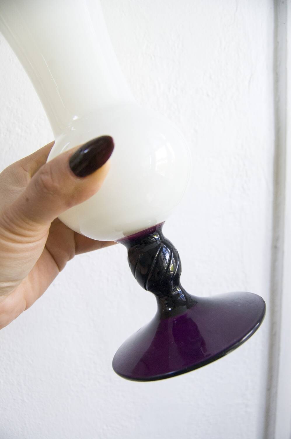 Vase vintage en verre opalin – Blanc et améthyste, années 1970/80