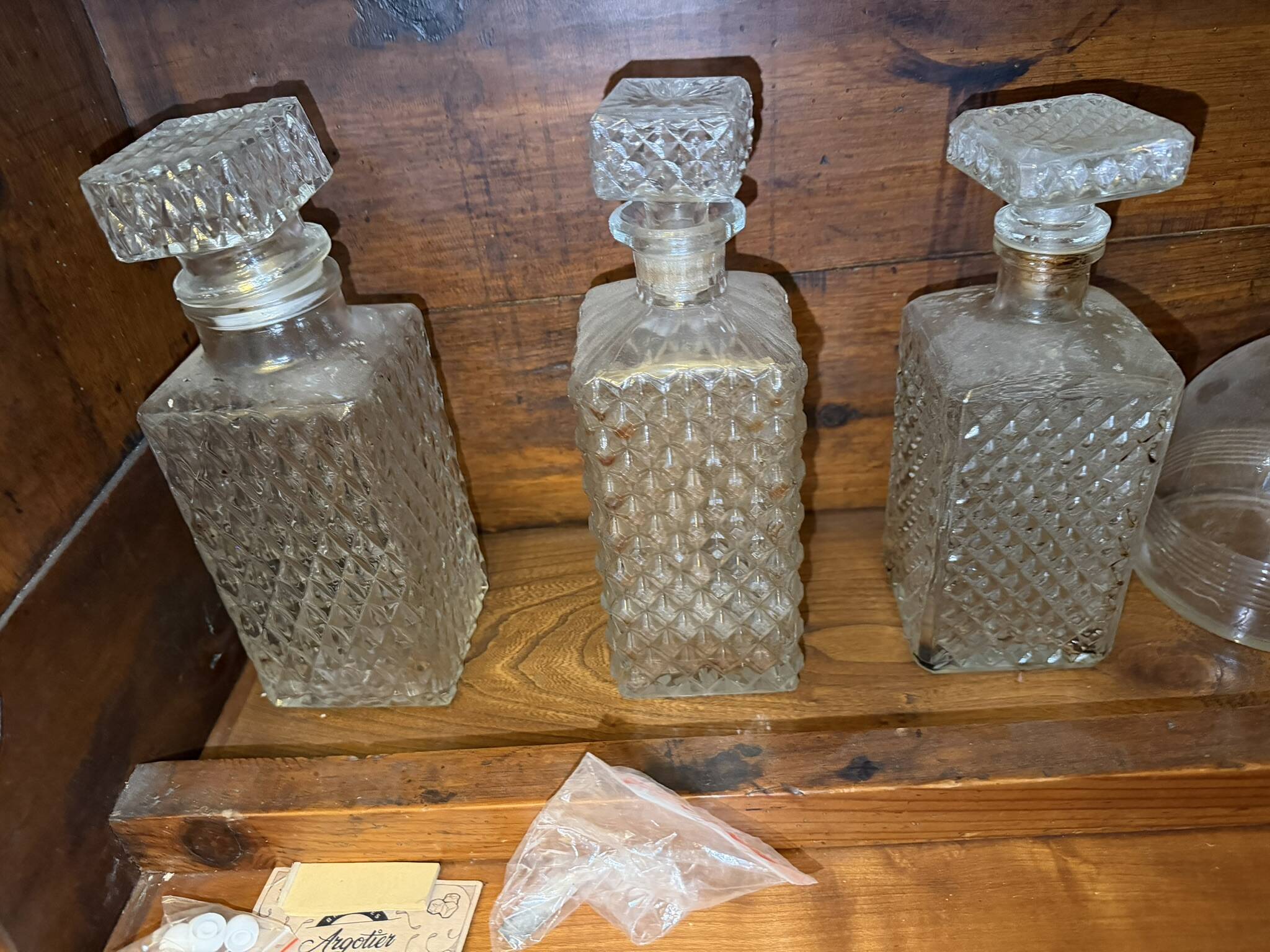 Full bar - 7 decanters / bottles for spirits