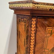 Commode autrichienne Louis XVI en placage de noyer avec incrustations et dorure, années 1790.