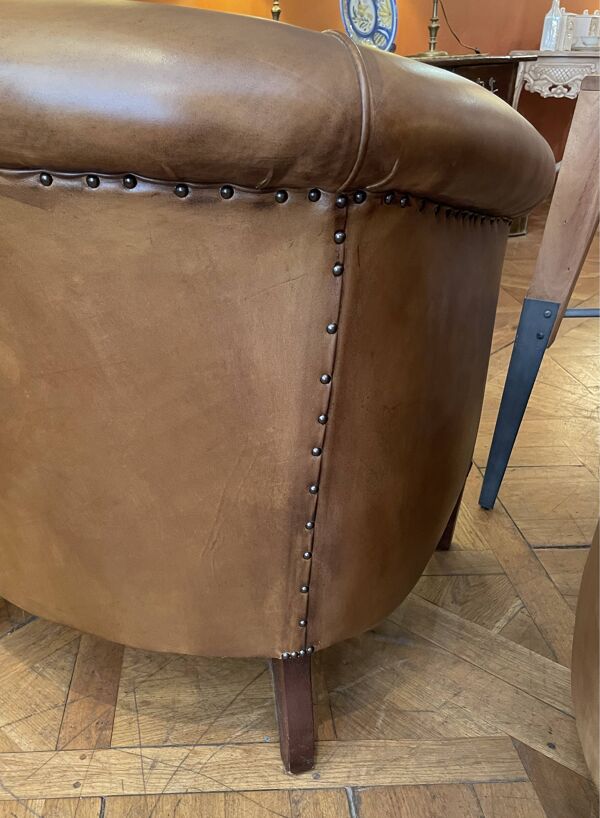 Paire de fauteuils club en cuir couleur camel