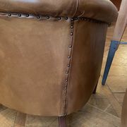 Paire de fauteuils club en cuir couleur camel