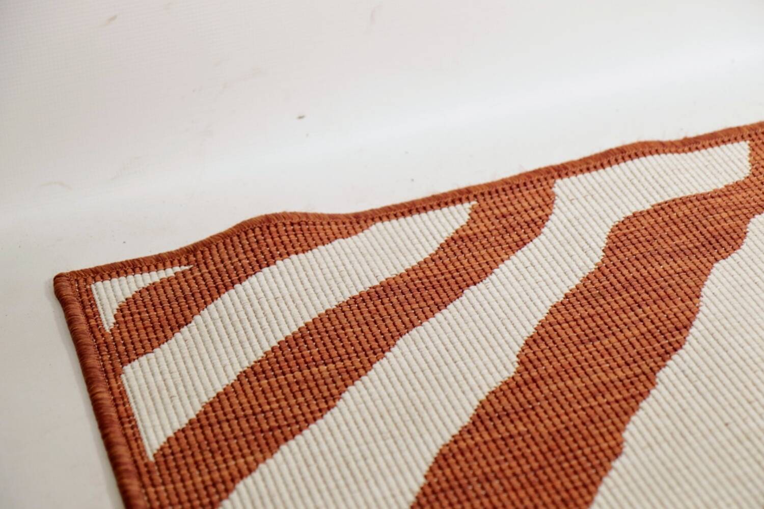 Tapis vintage orange blanc zébré style ethnique